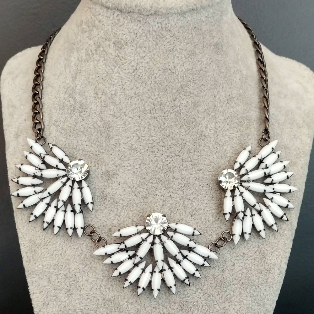 White and crystal flower necklace